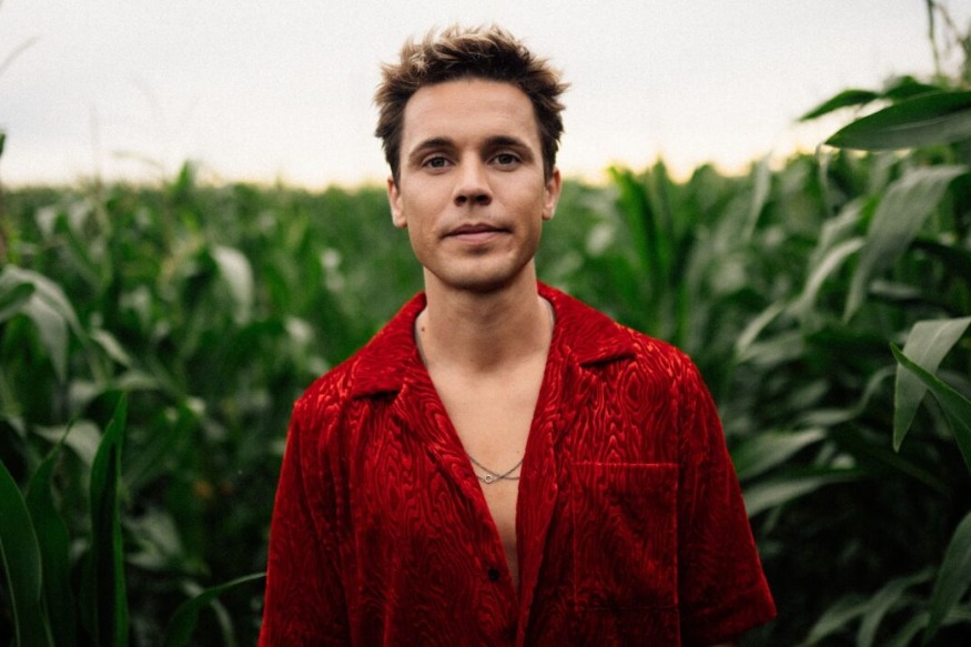 Felix Jaehn, The Stickmen Project and Calum Scott collaborate on "Rain In Ibiza"